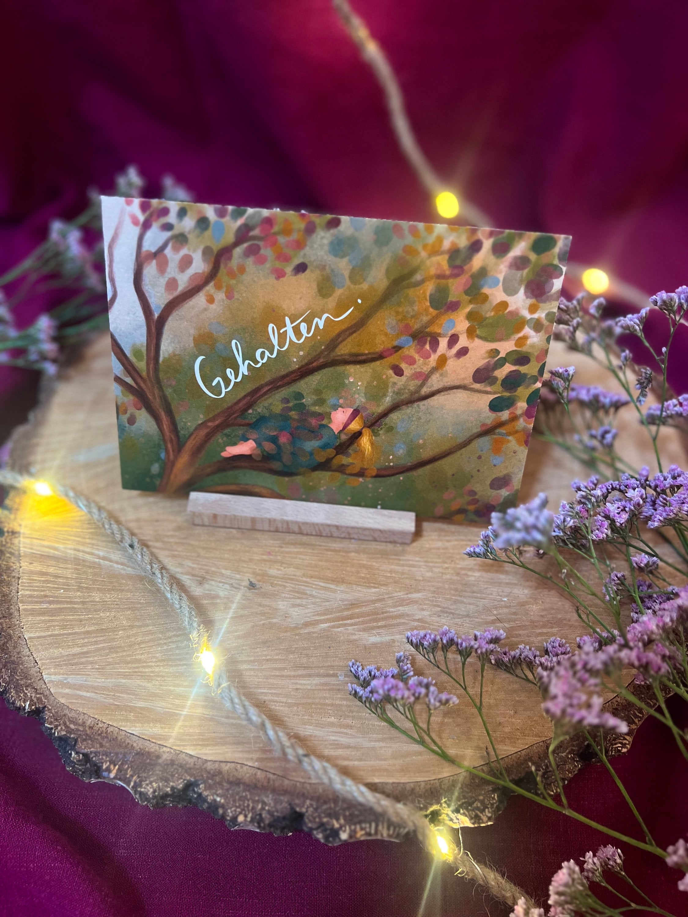 Postkarte „Gehalten.“ | Baumbotschaften 2: Ein liebevoll illustriertes Affirmationsmotiv über Geborgenheit und Trost.