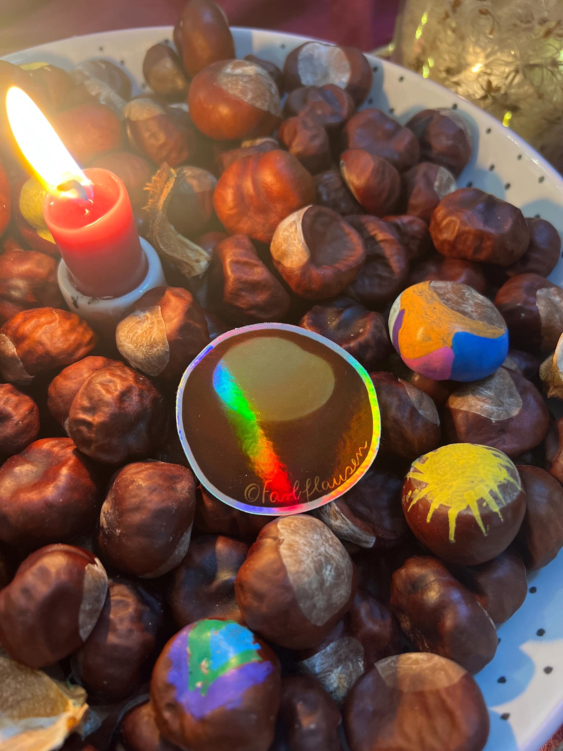 Sticker „Kastanienhoffnung“ | Ein hochwertiger holographischer Sticker mit Regenbogeneffekt - zur Personalisierung von Handy, Laptop und co.