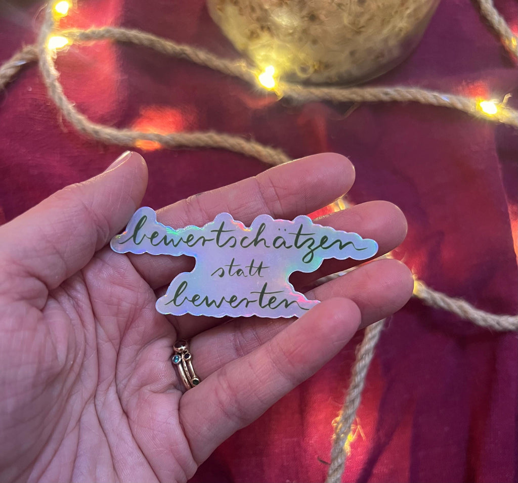 Sticker „bewertschätzen statt bewerten“ | Hochwertiger holographischer Sticker mit Regenbogeneffekt - zur Personalisierung von Handy, ...