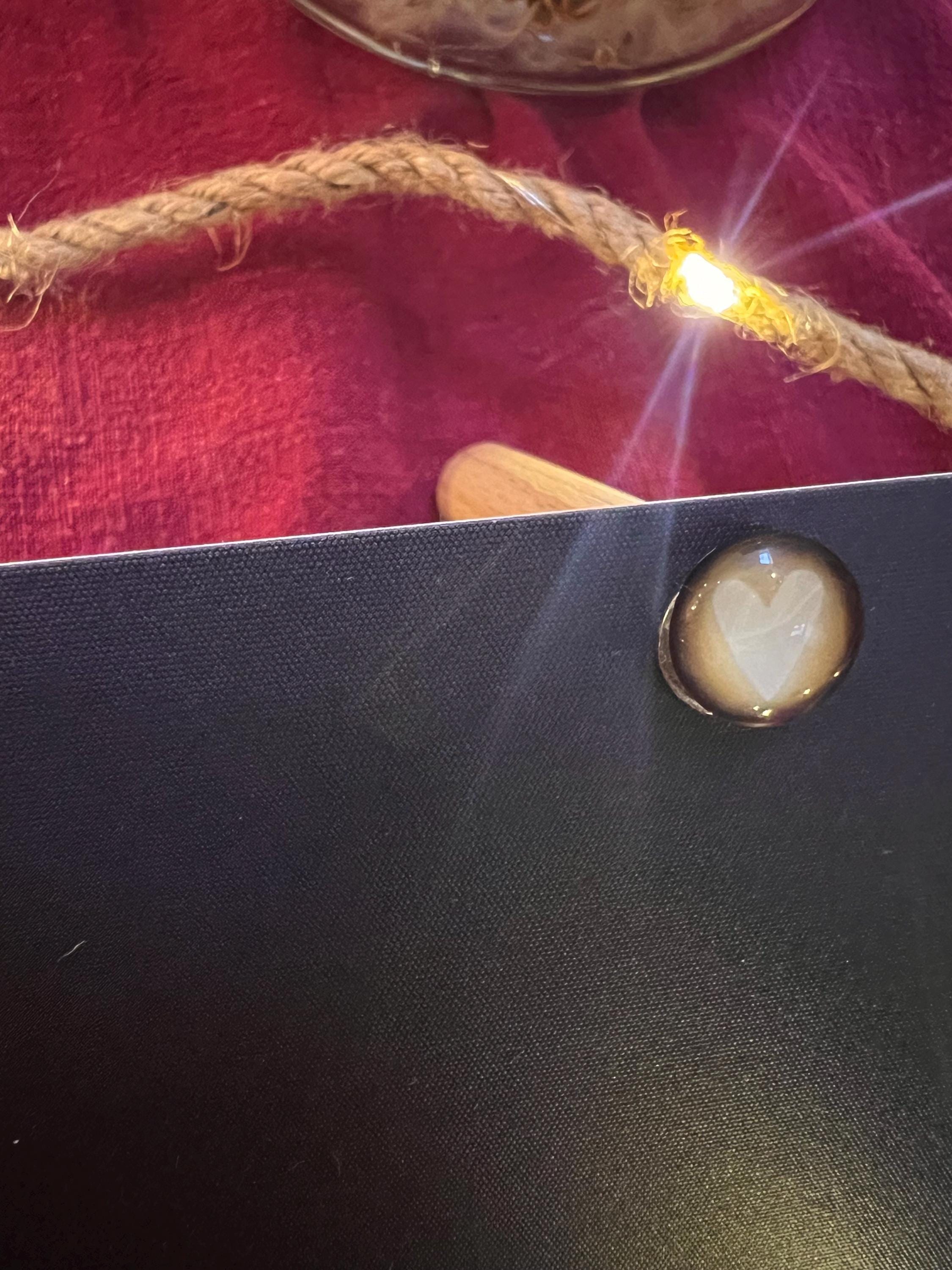 Magnetpostkartenständer „Herz“ | Ein besonderes, von mir illustriertes Produkt, nutzbar als variabel einstellbarer Tischständer oder Magnet