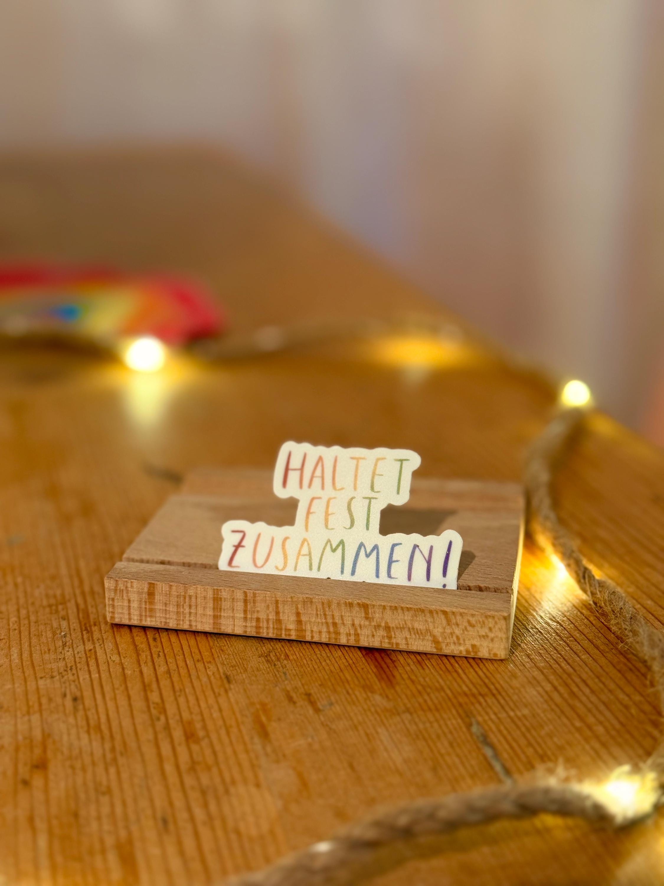 Sticker „Haltet fest zusammen“ | Gegen den Faschismus hier im Land. Wir sind die Brandmauer!