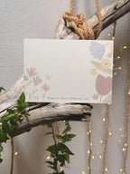 Postkarte „Aufblühen“ | Wir brauchen den richtigen Ort, um blühen zu können.